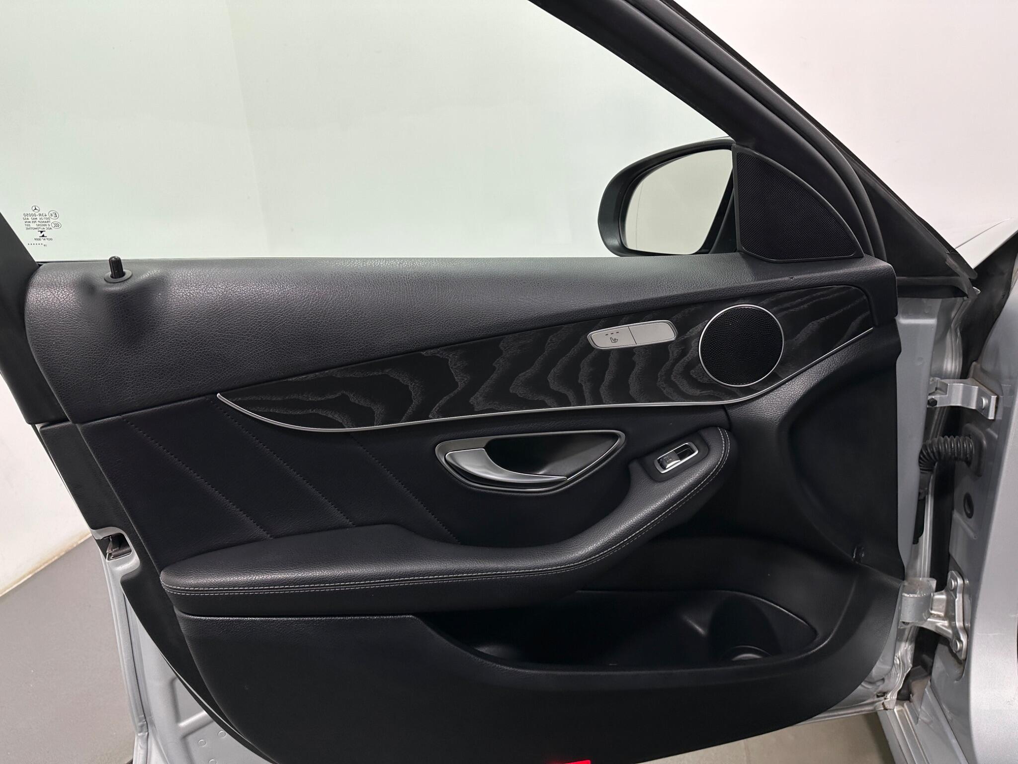 Mercedes-Benz C-Class view 39