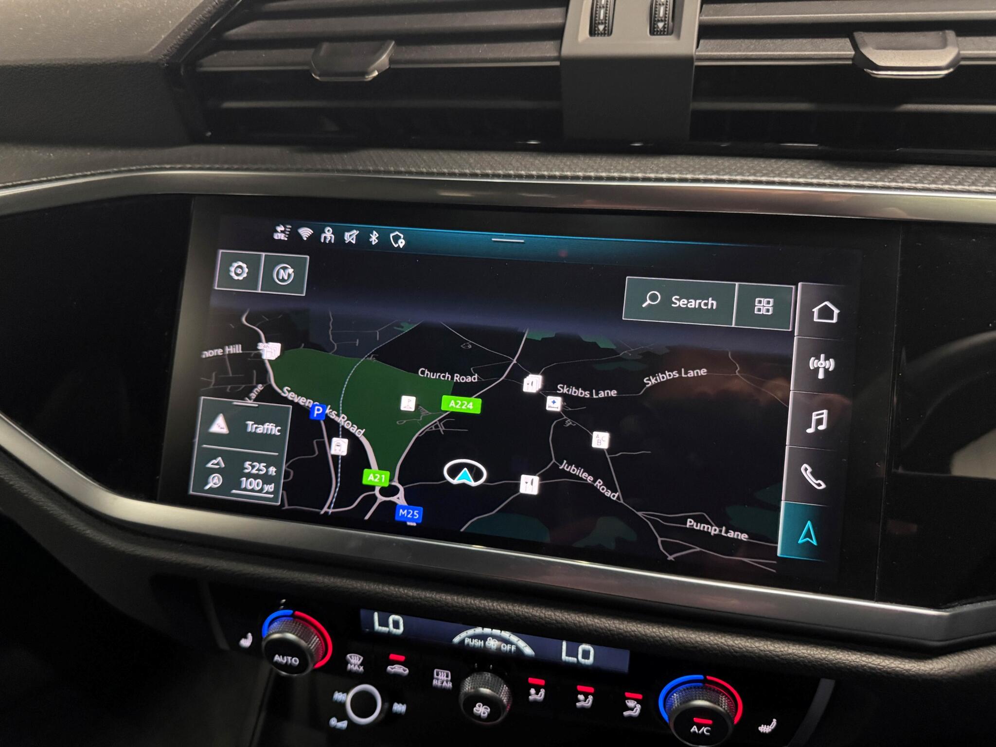 Audi Q3 view 12