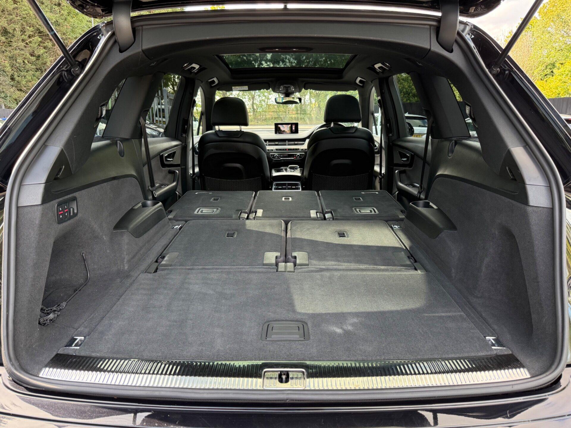 Audi Q7 view 56
