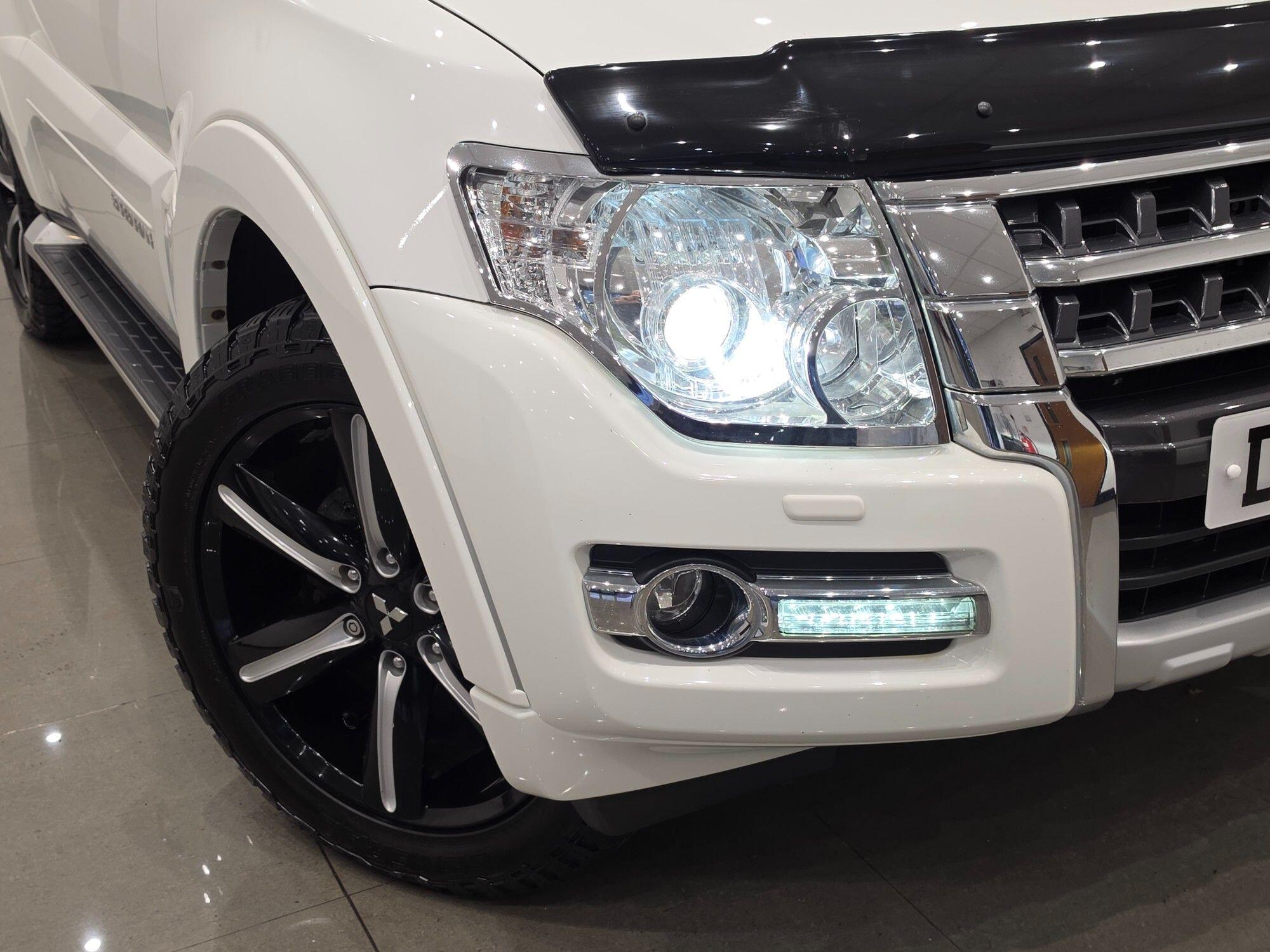 Mitsubishi Shogun view 100
