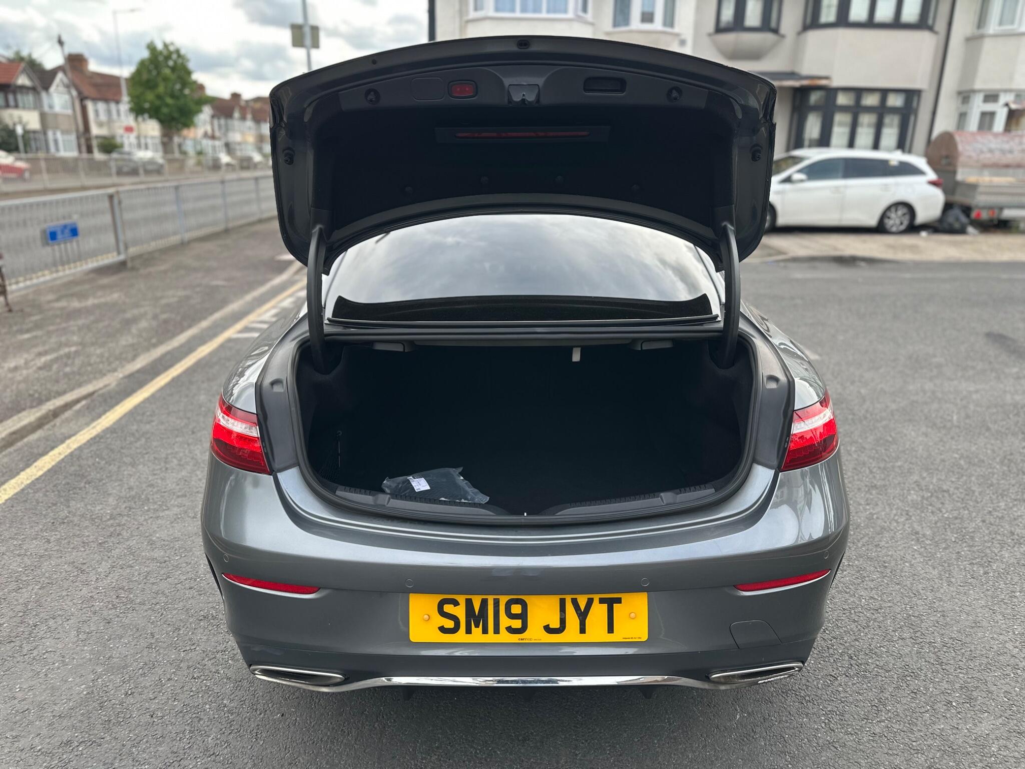 Mercedes-Benz E-Class view 27