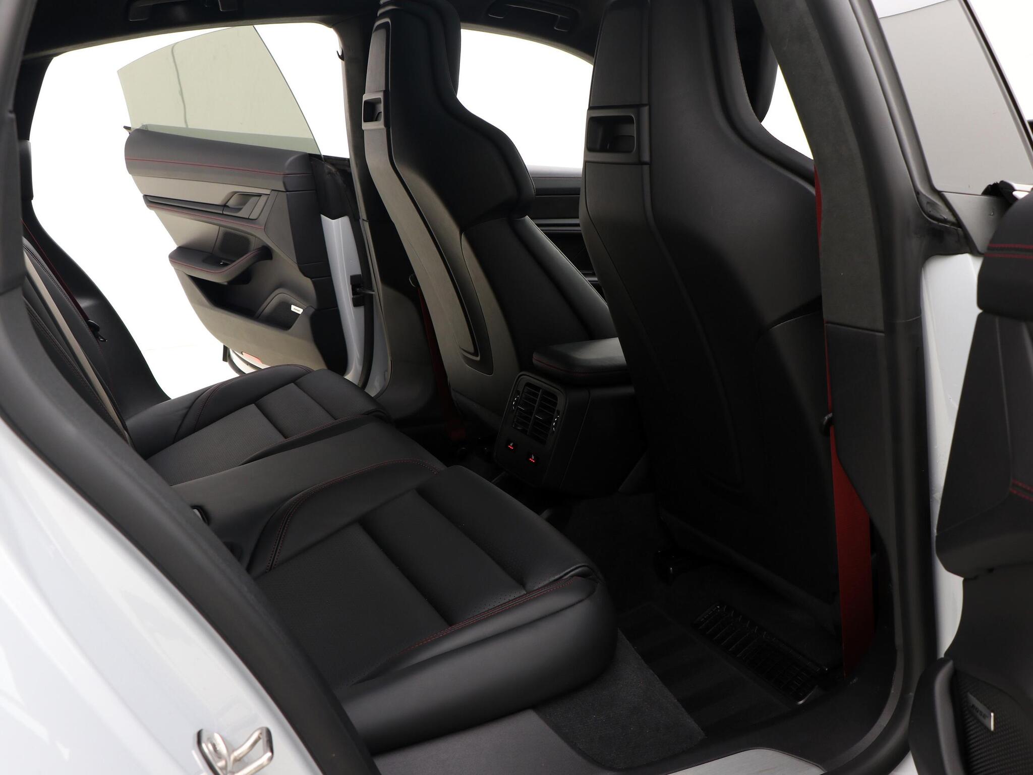 Porsche Taycan view 26