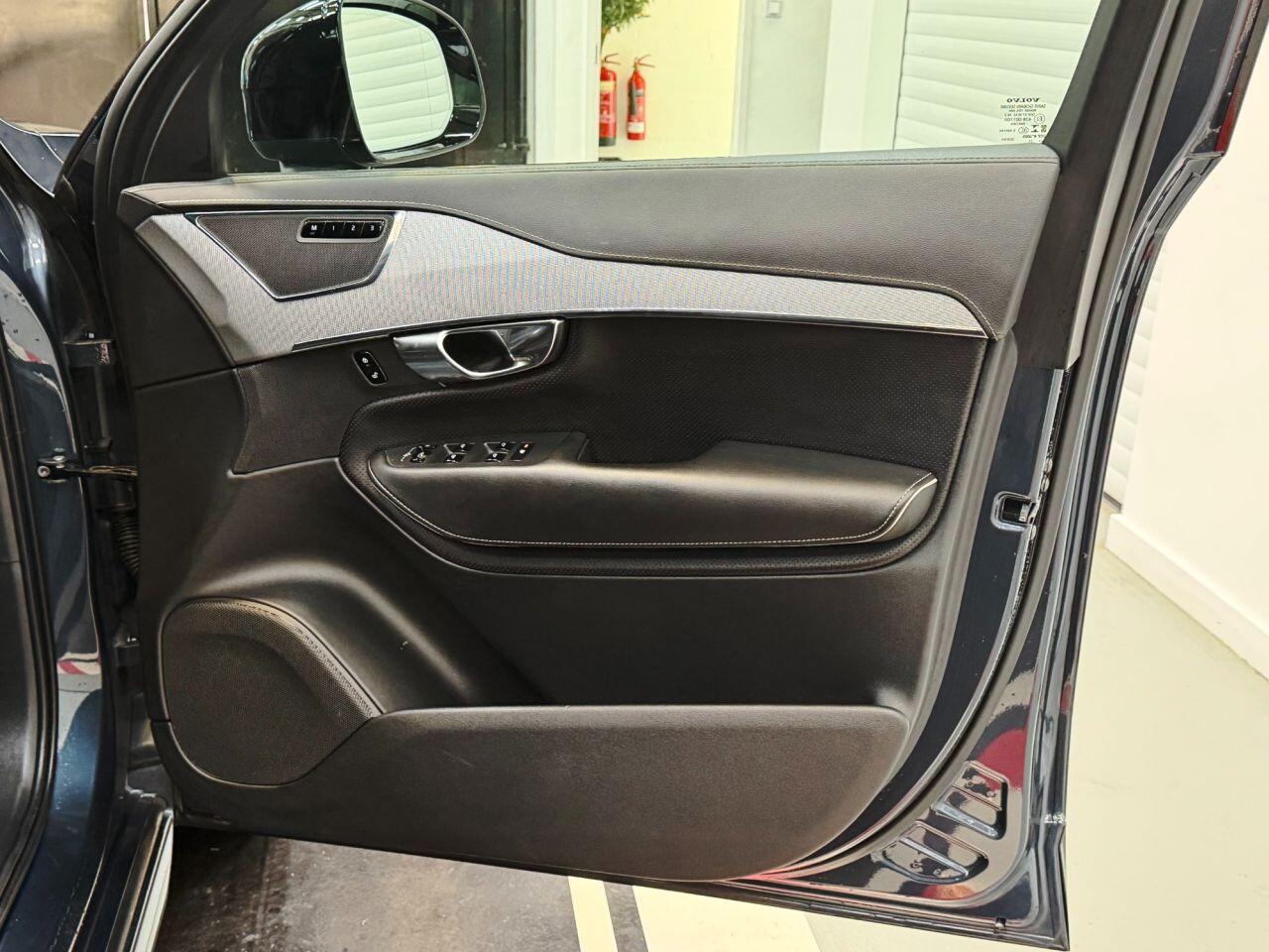 Volvo XC90 view 9