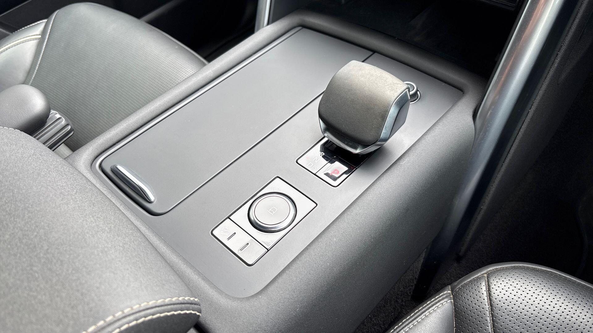 Land Rover Discovery view 13