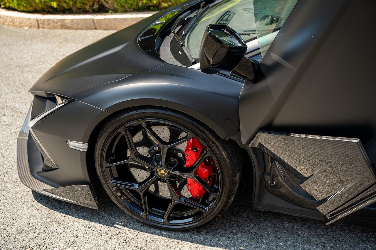 Lamborghini Revuelto view 107