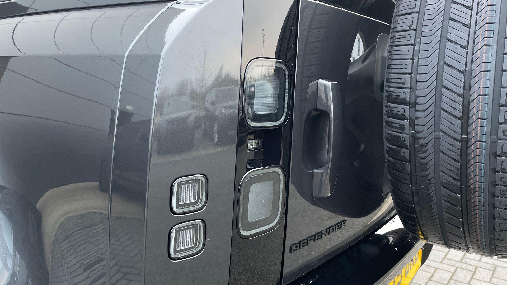 Land Rover Defender view 19