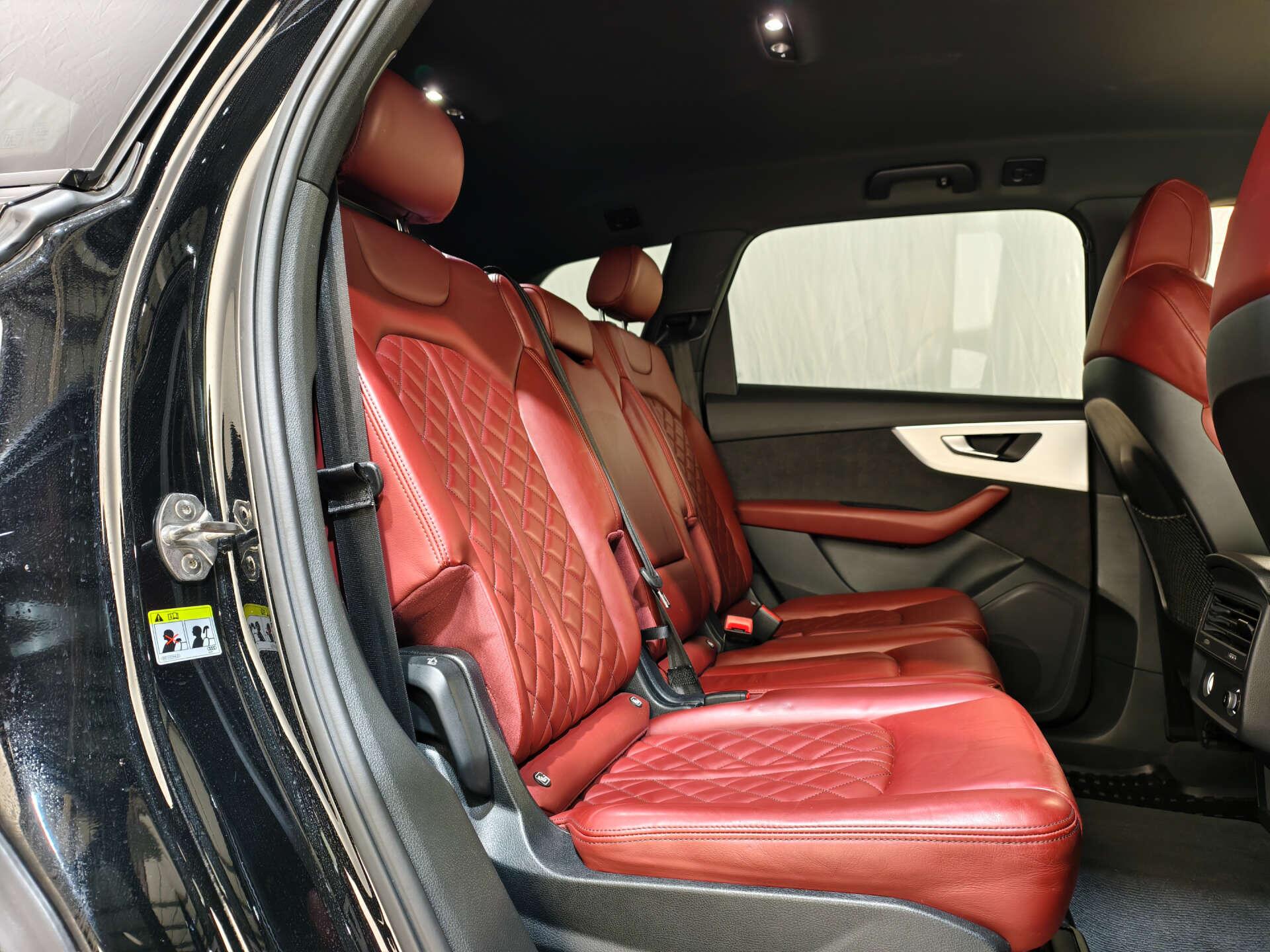 Audi SQ7 view 11
