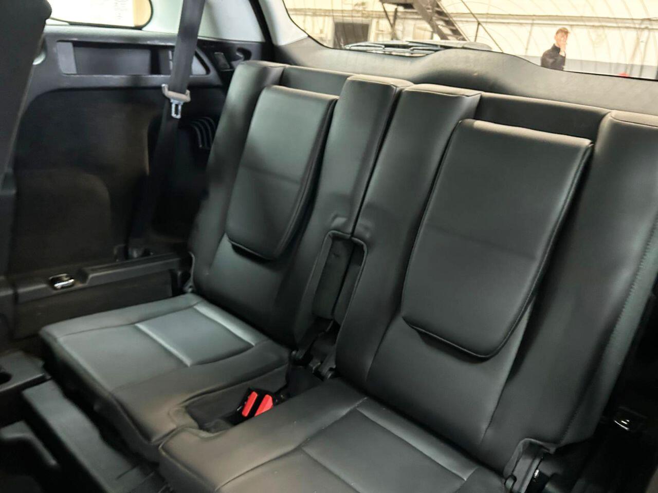 Land Rover Discovery Sport view 17