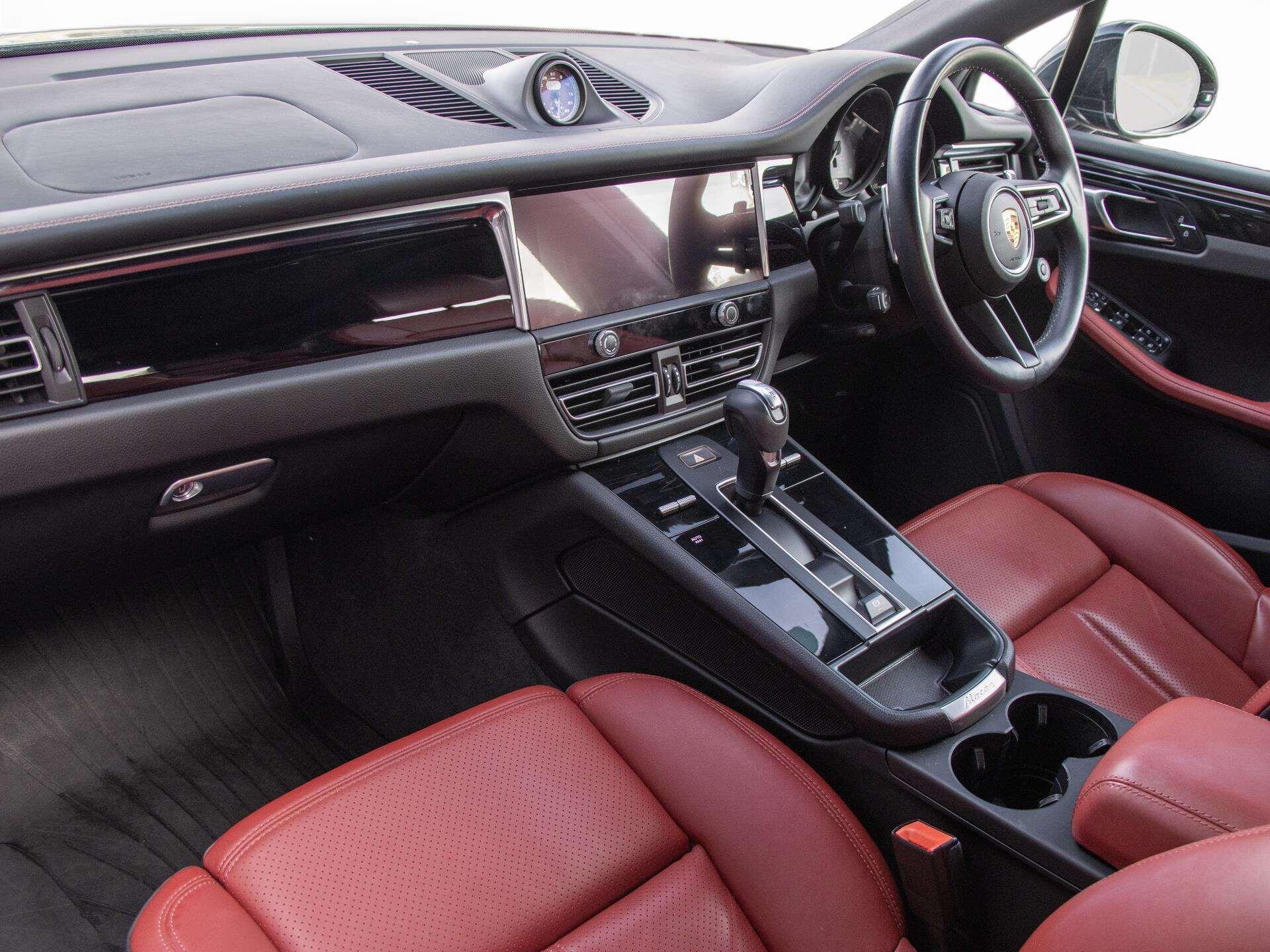 Porsche Macan view 22