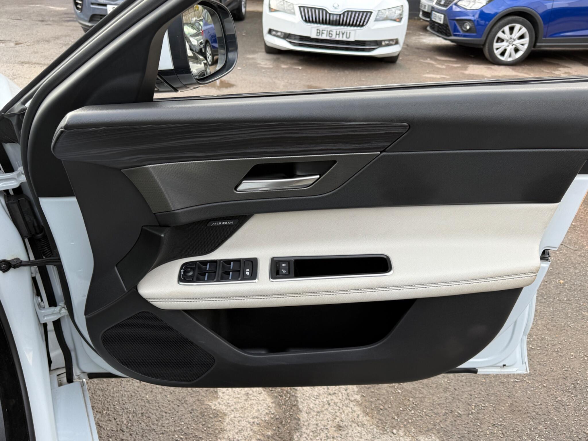 Jaguar XF - Image 30