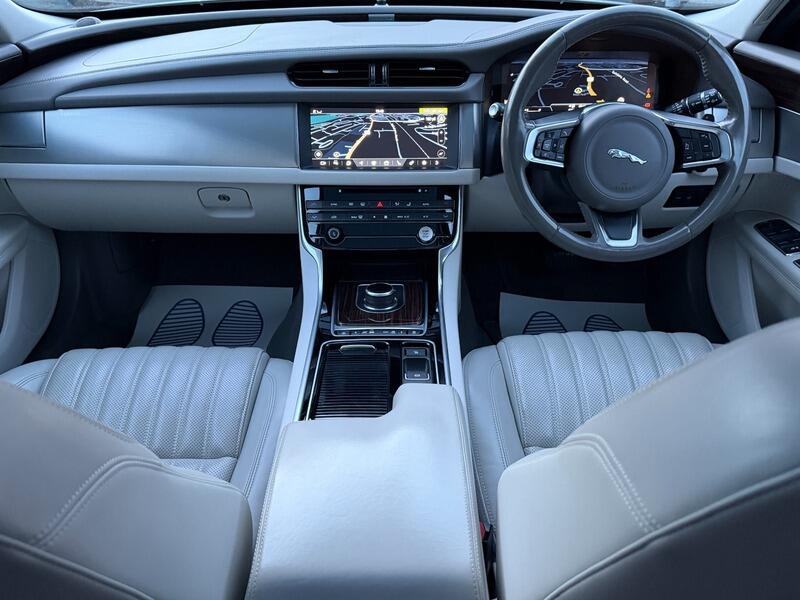 Jaguar XF view 40