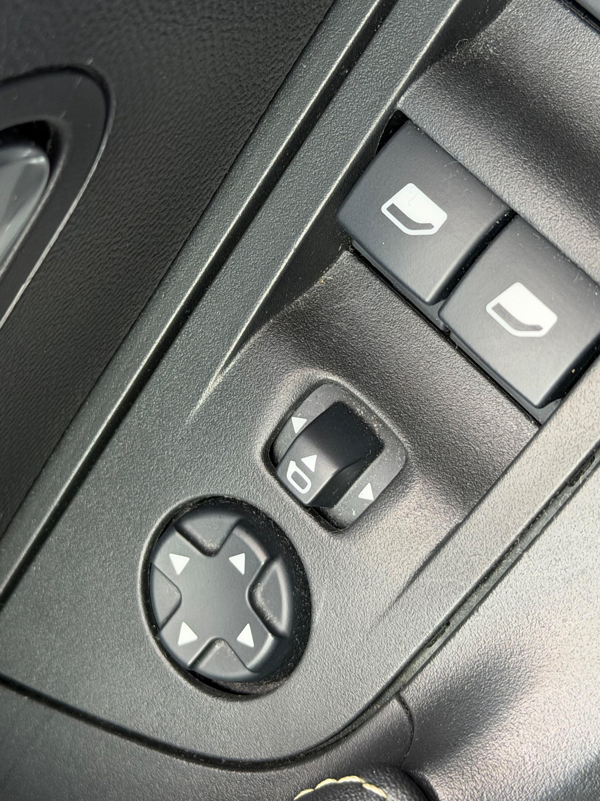 Peugeot E-2008 view 34