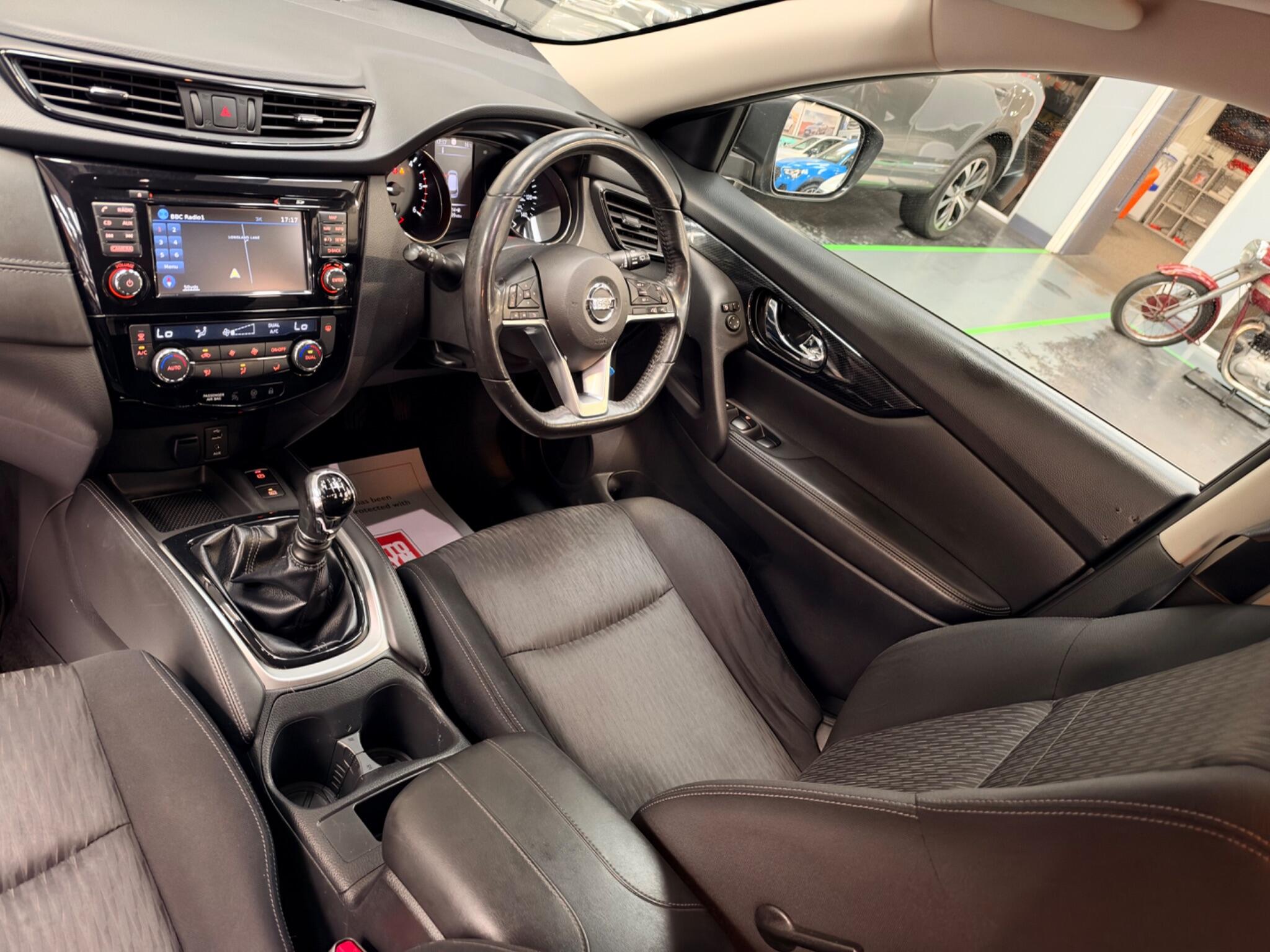 Nissan X-Trail view 3