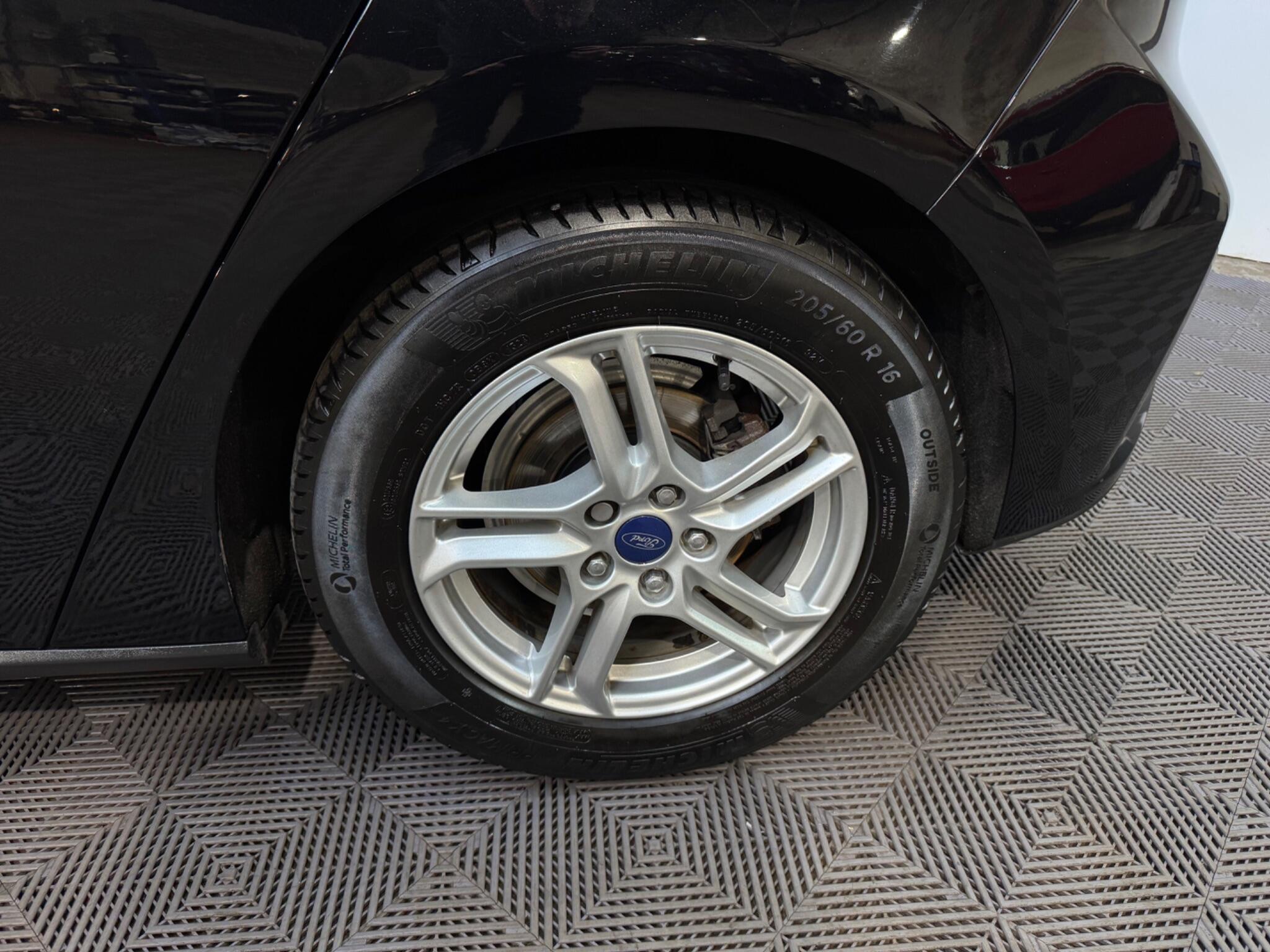 Ford Focus view 13