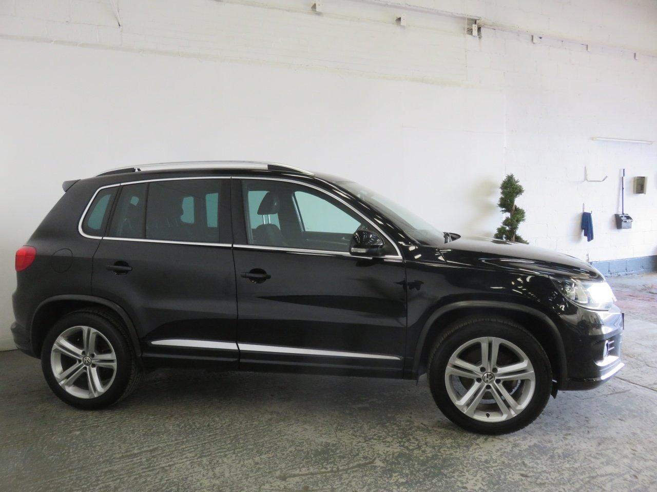 Volkswagen Tiguan view 4