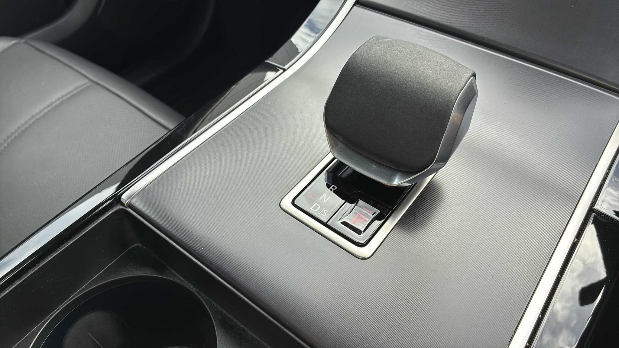 Land Rover Range Rover Velar view 13