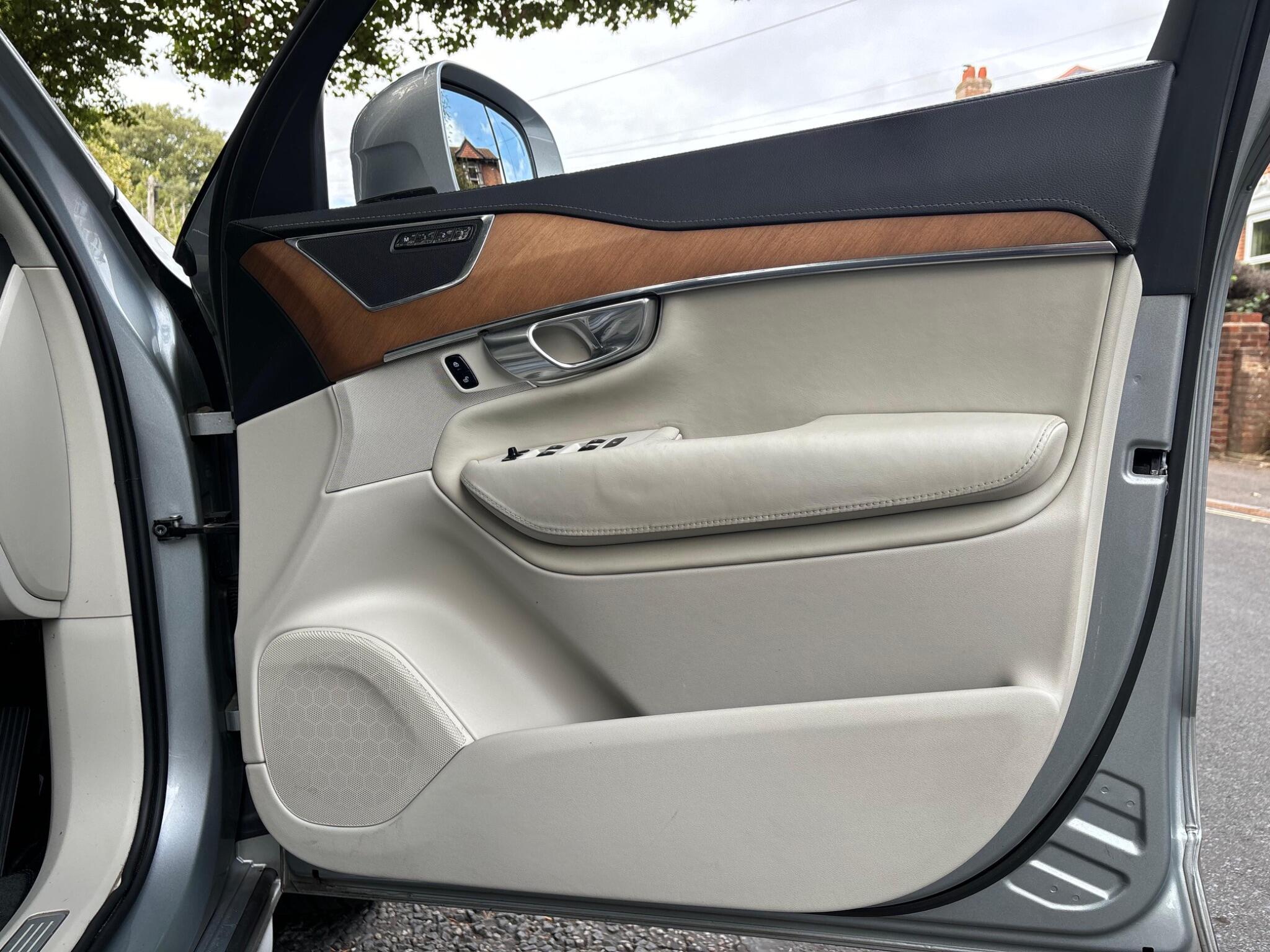 Volvo XC90 view 22