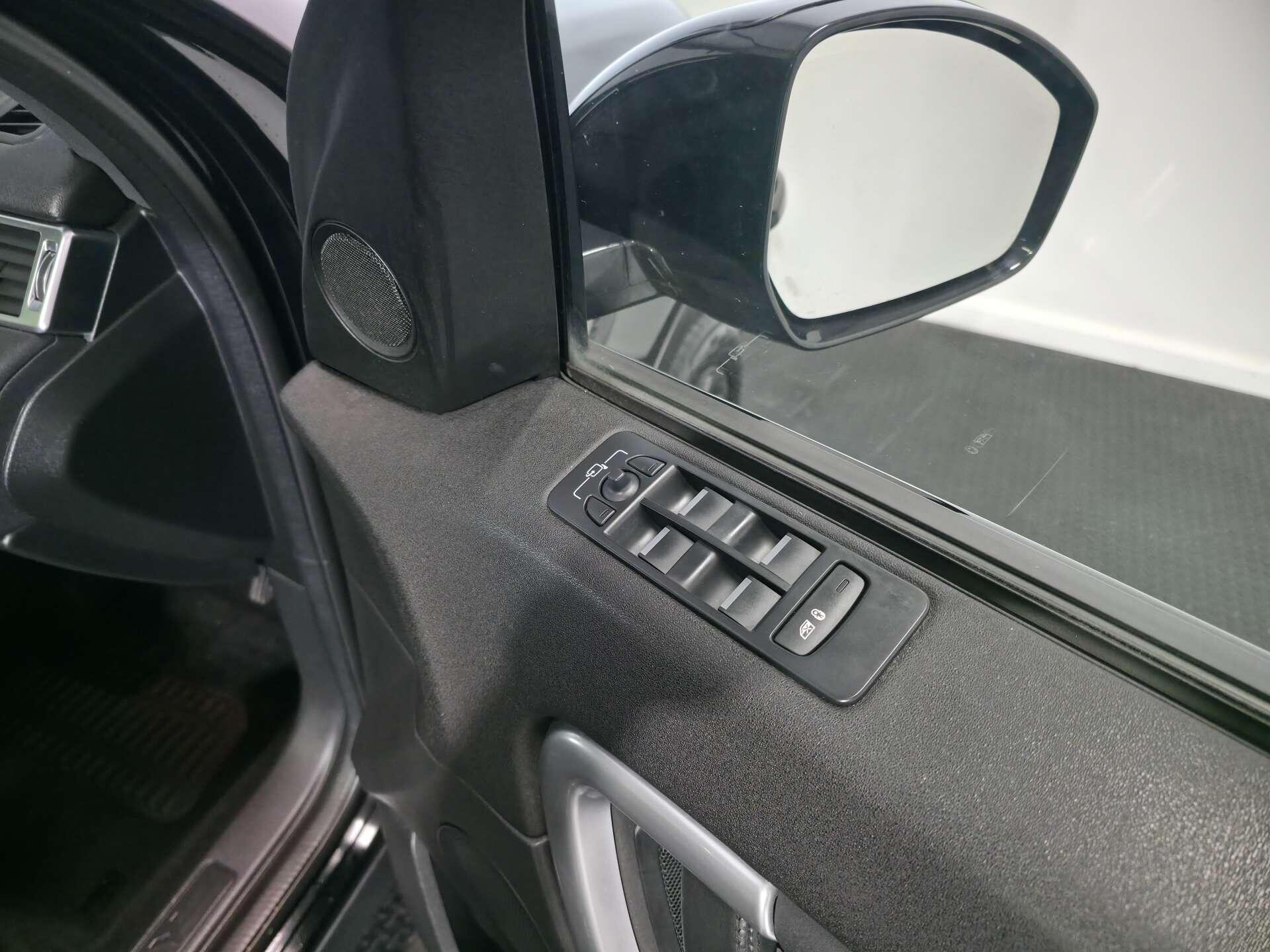 Land Rover Discovery Sport view 31