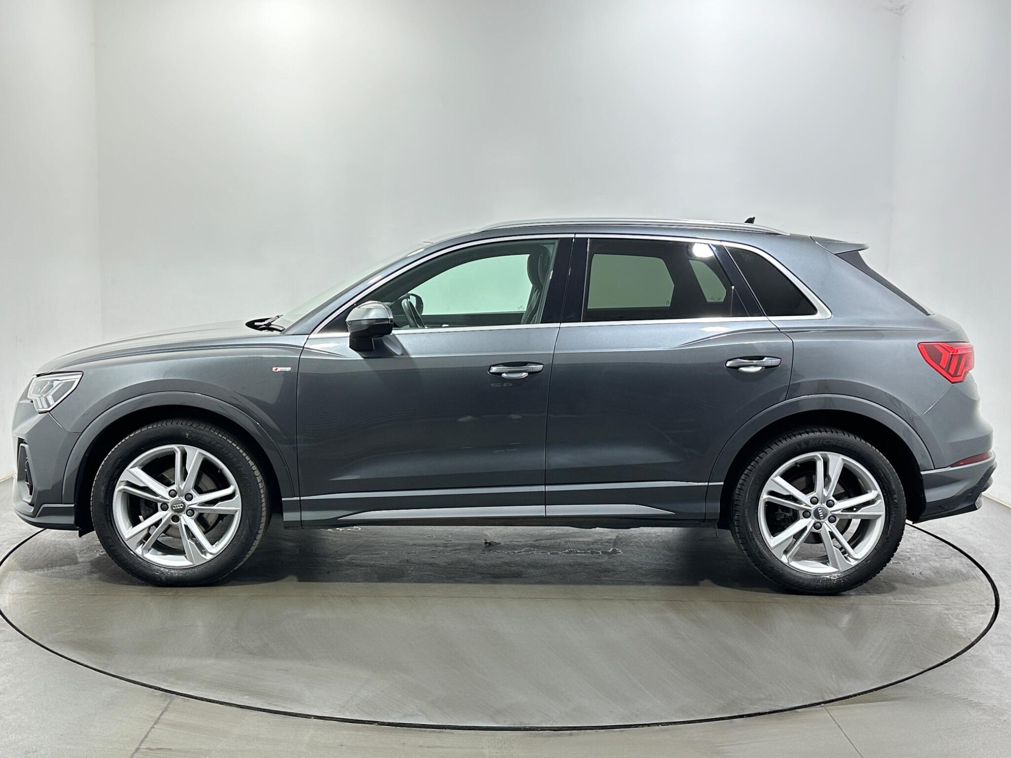 Audi Q3 view 5