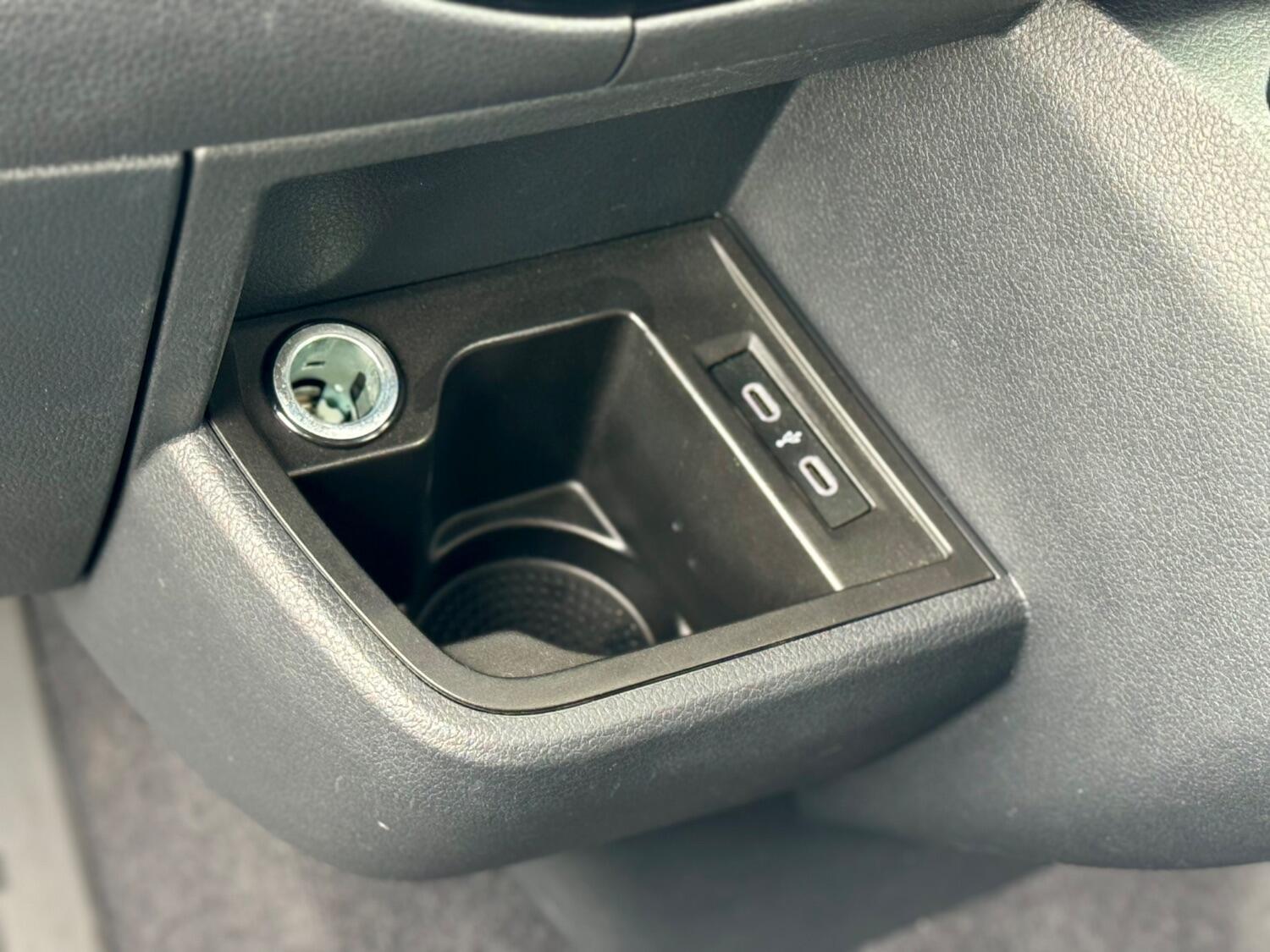 Volkswagen Caravelle view 41