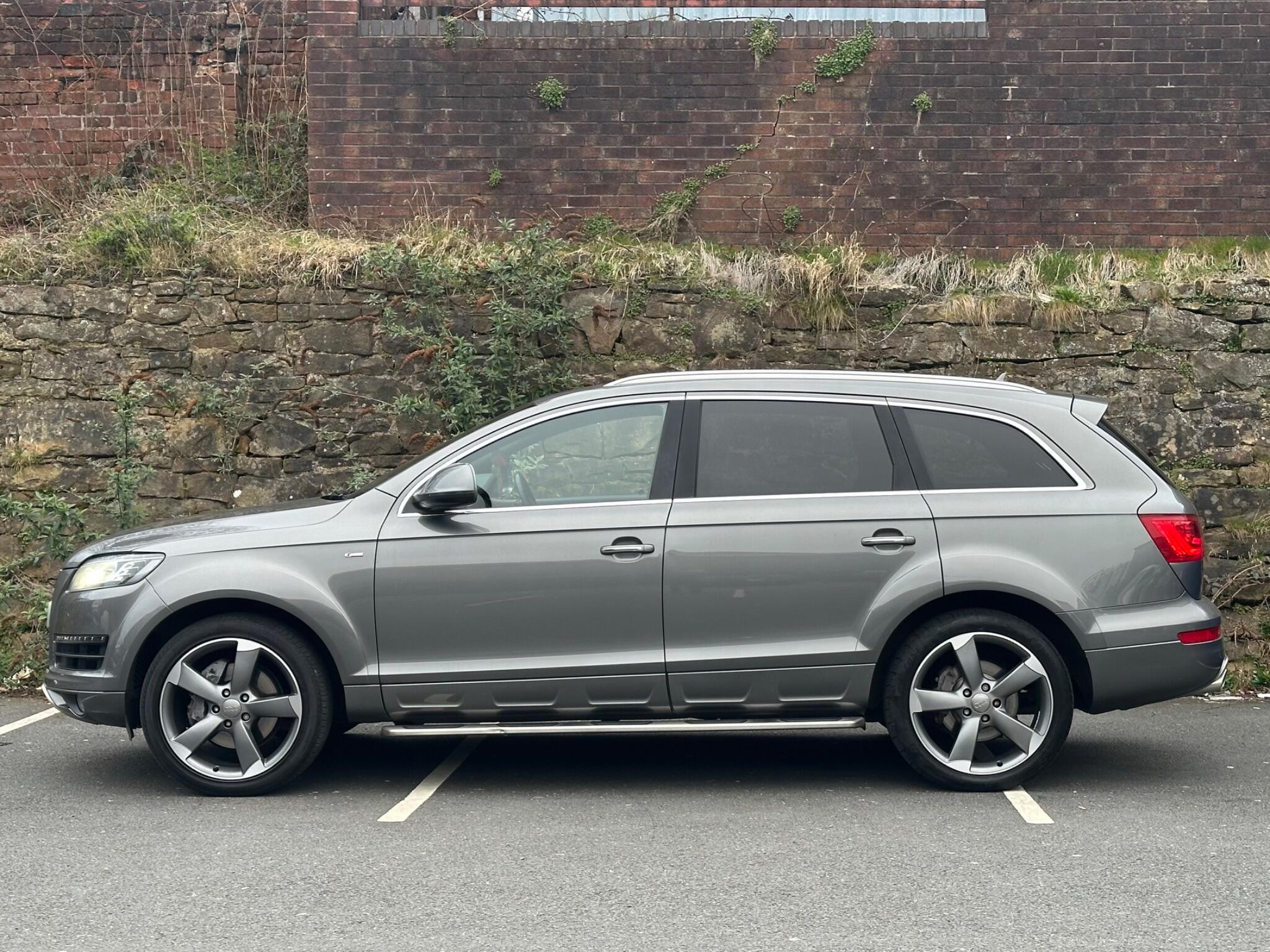 Audi Q7 view 5