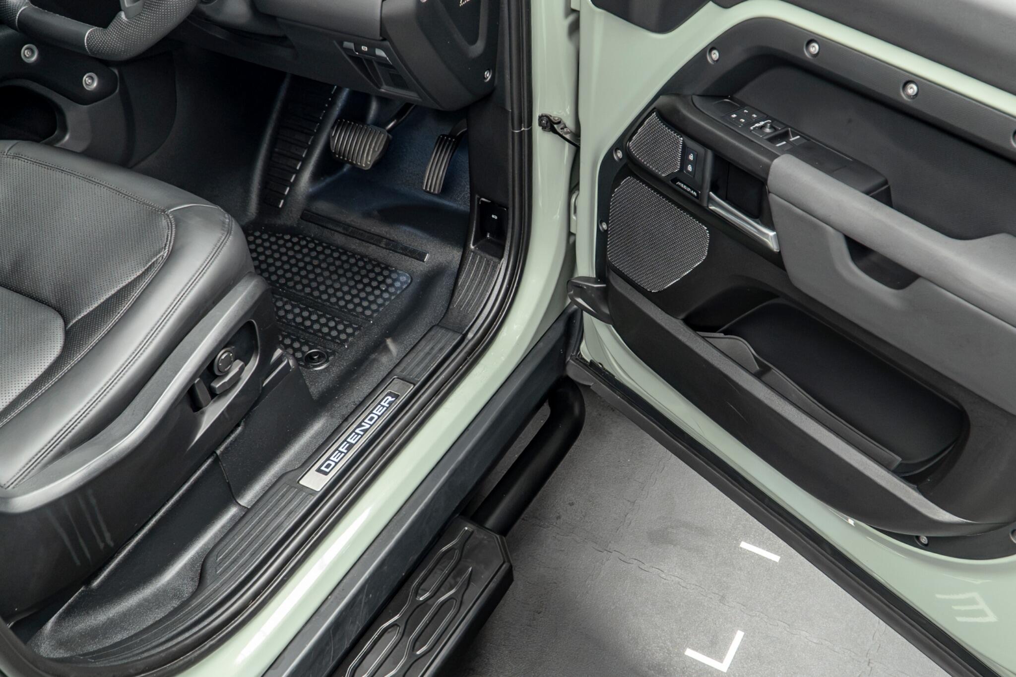 Land Rover Defender view 28