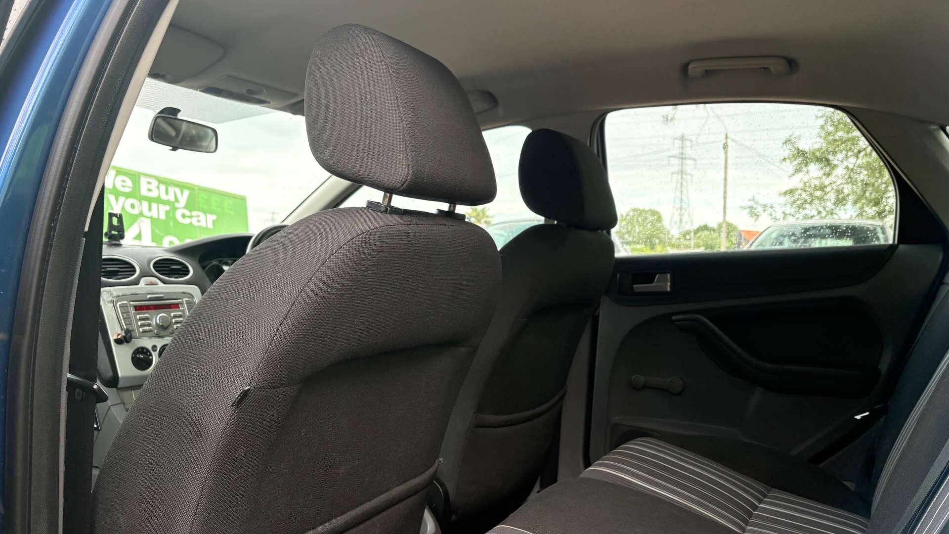 Ford Focus view 12