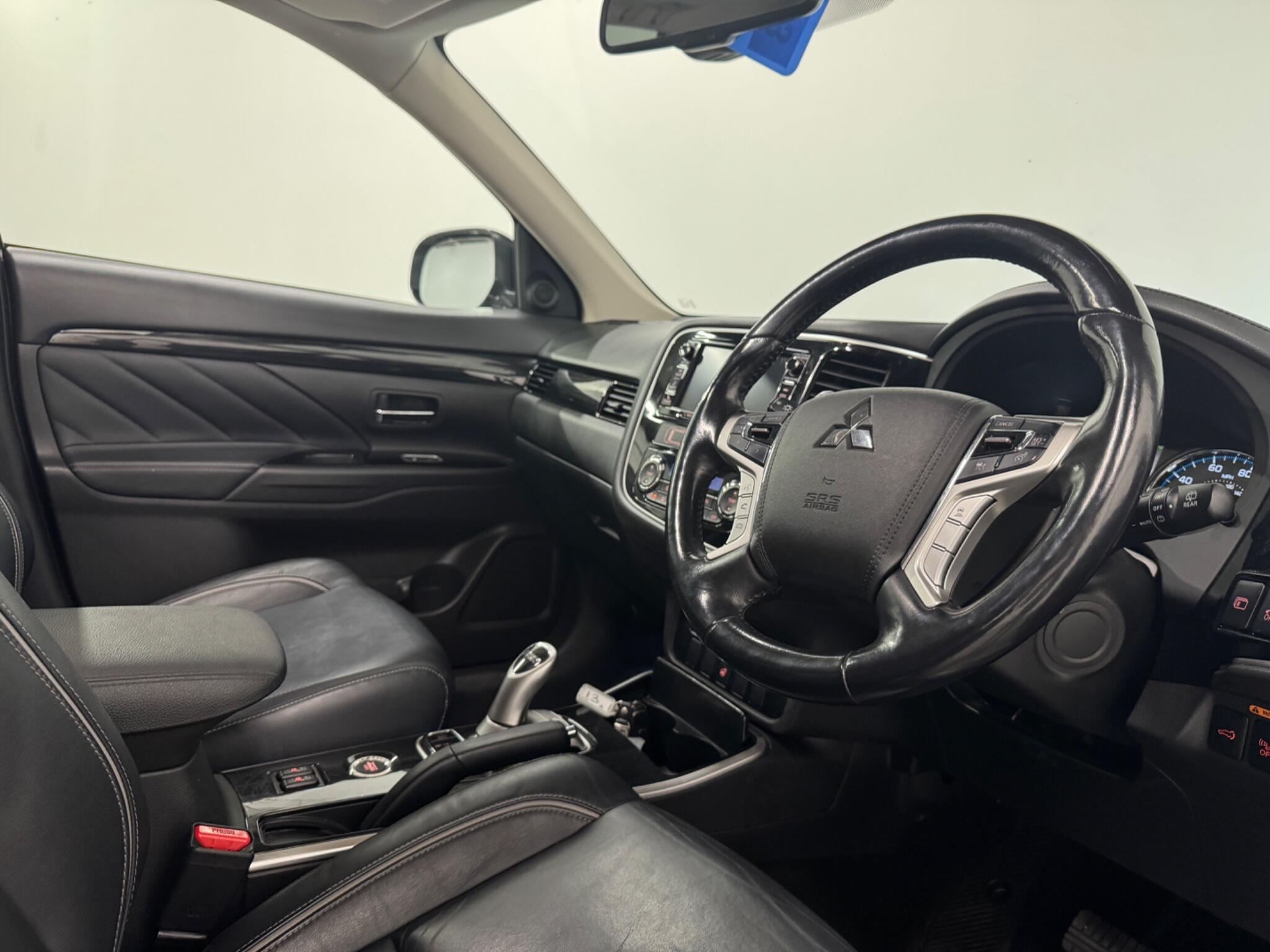 Mitsubishi Outlander view 11