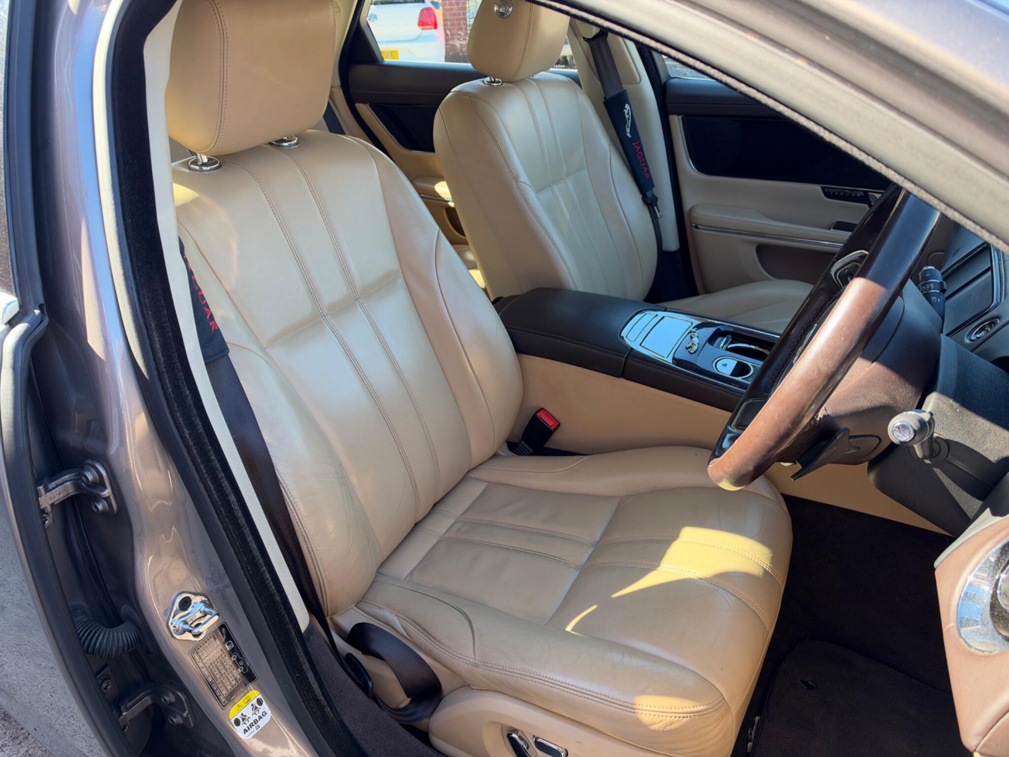 Jaguar XJ view 13