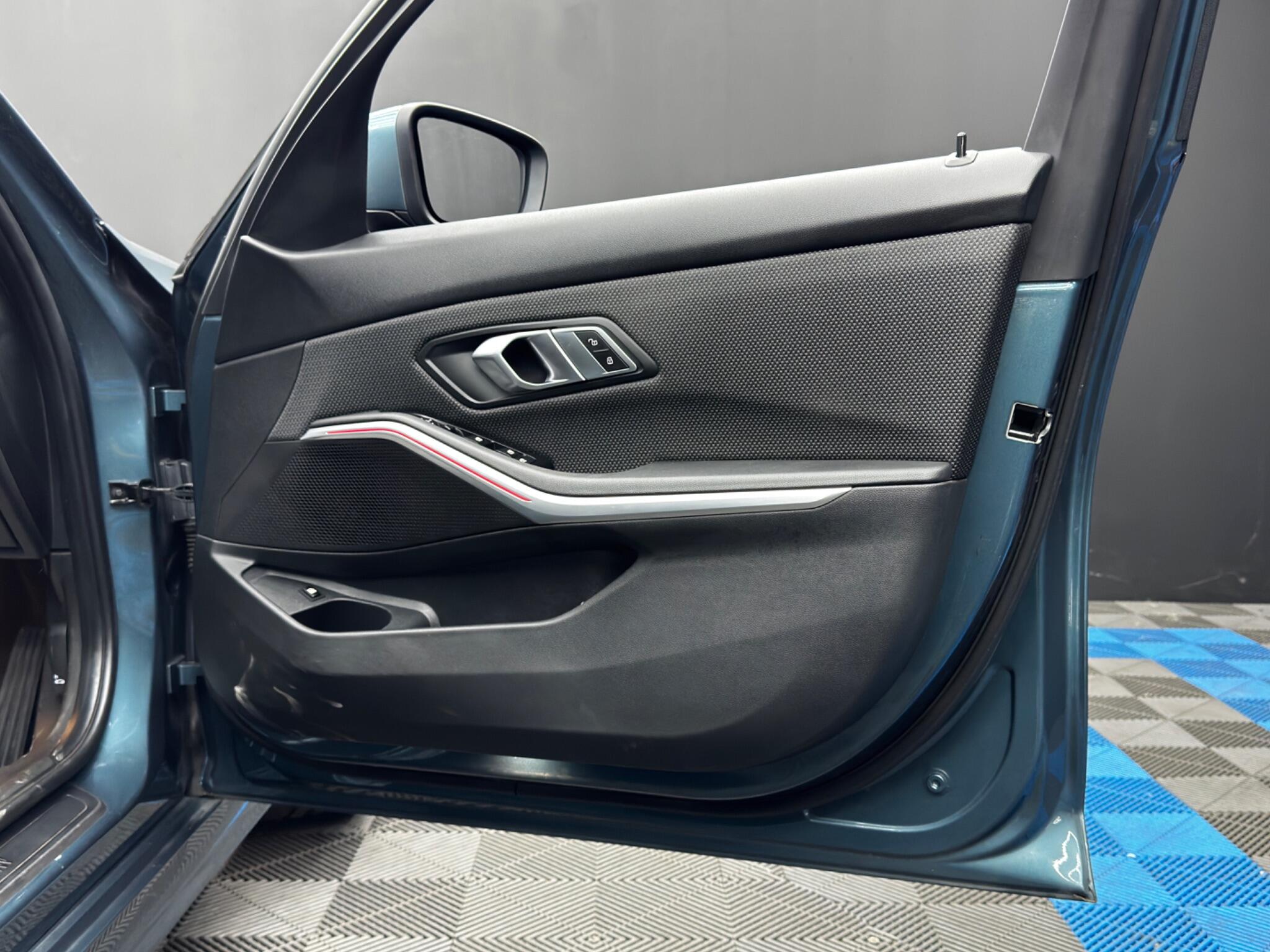BMW 3 Series view 35