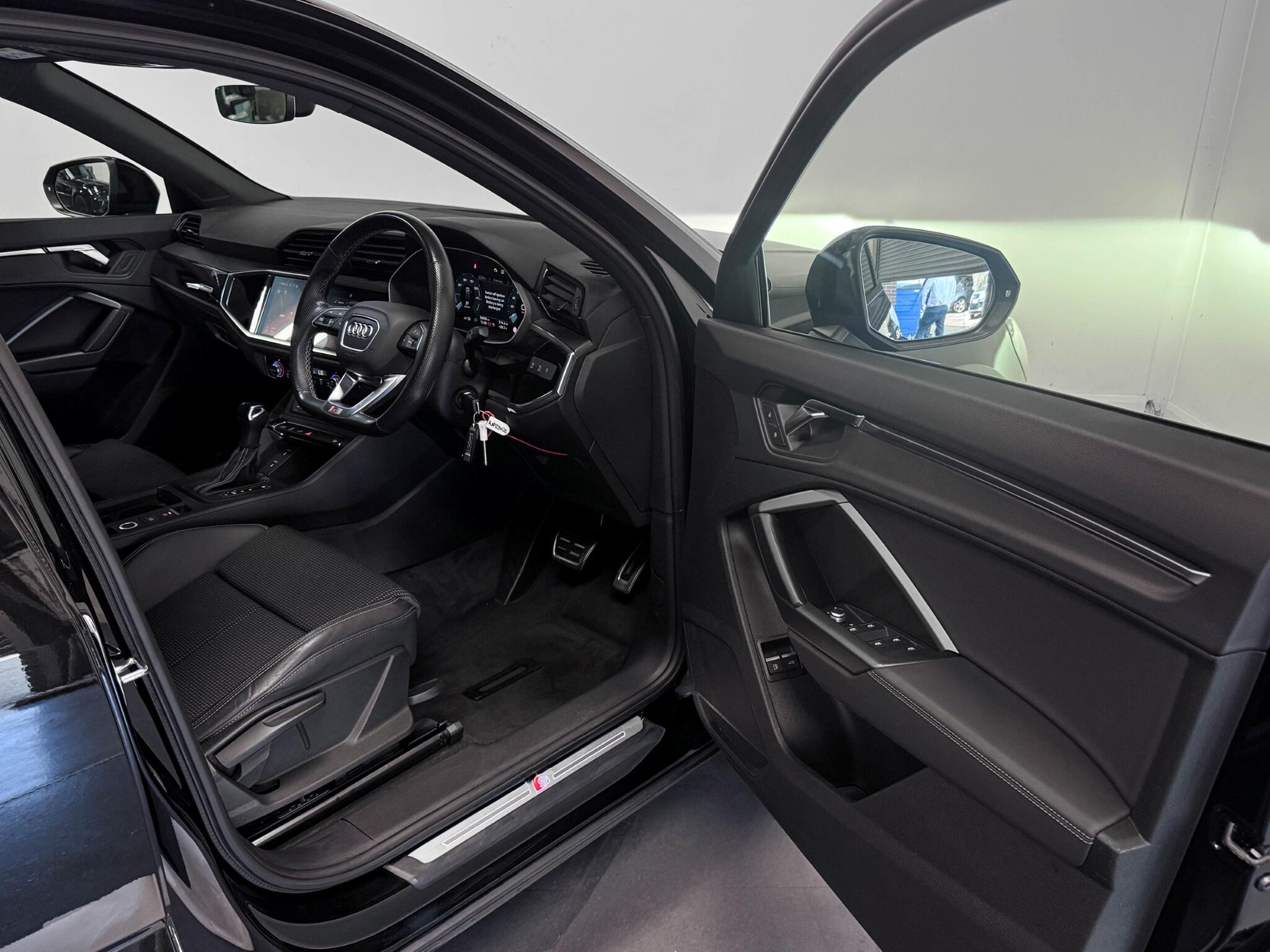 Audi Q3 view 23