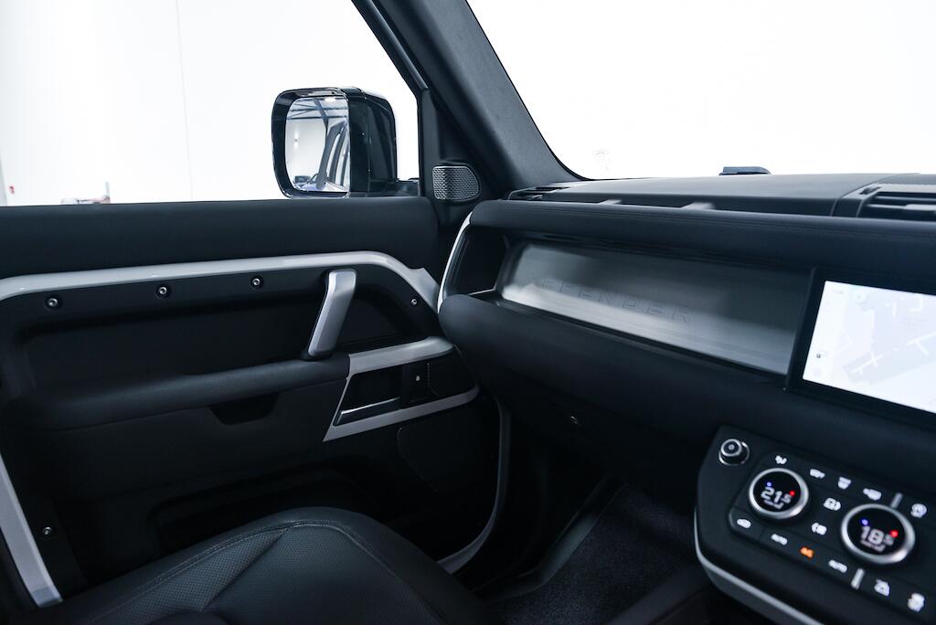 Land Rover Defender view 18
