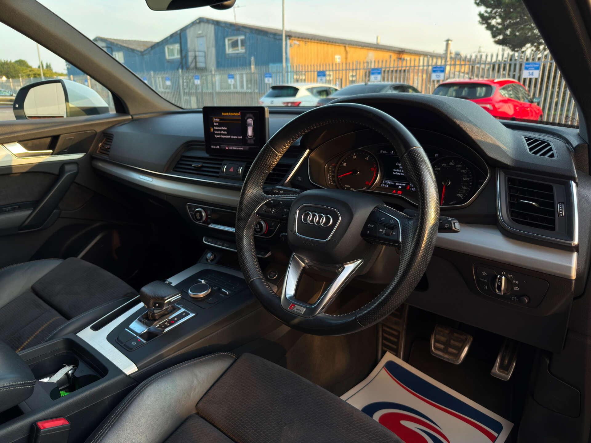 Audi Q5 view 14