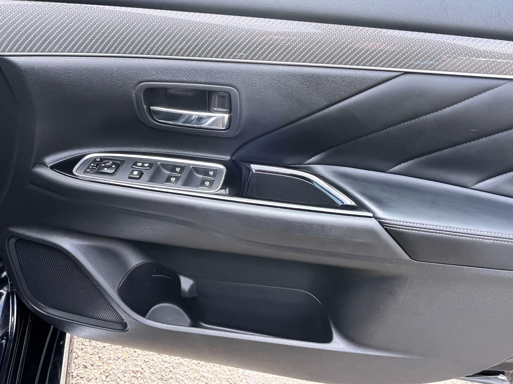 Mitsubishi Outlander view 16