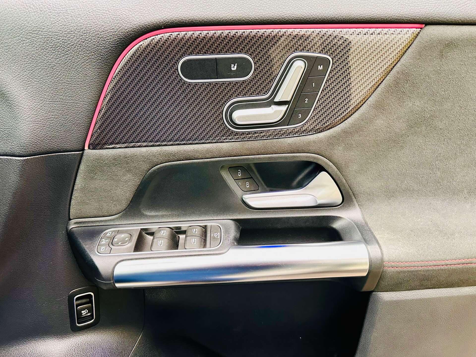 Mercedes-Benz Gla view 24
