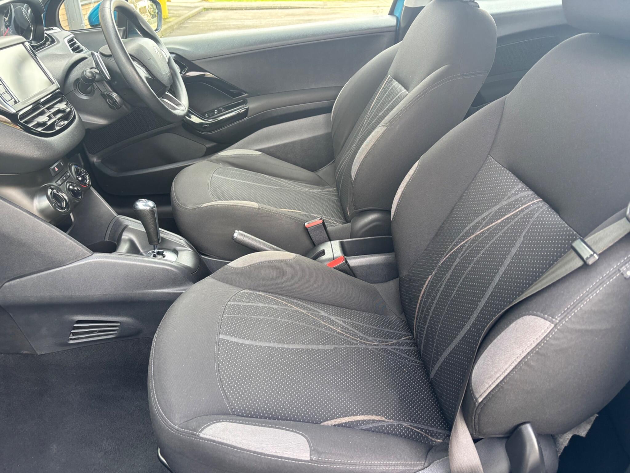 Peugeot 208 view 18