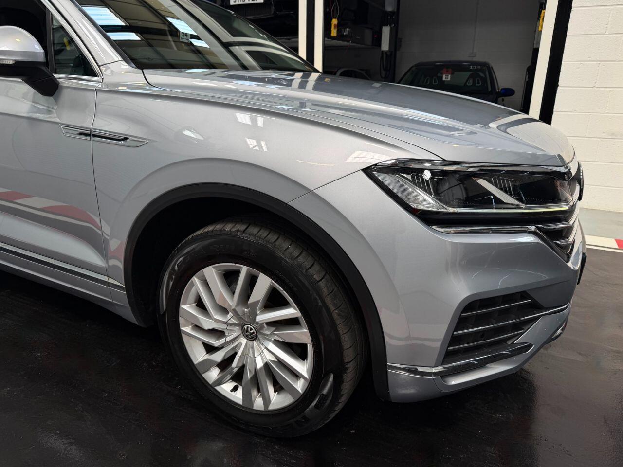 Volkswagen Touareg view 3