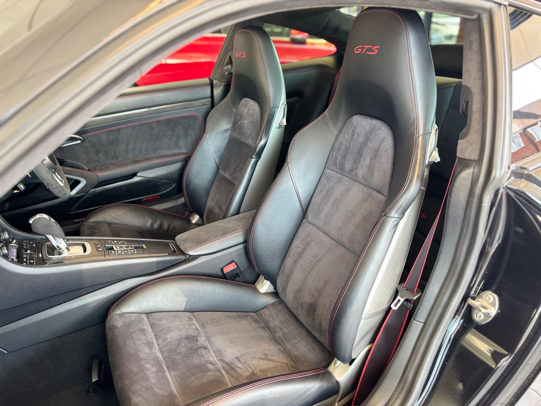 Porsche 911 view 35