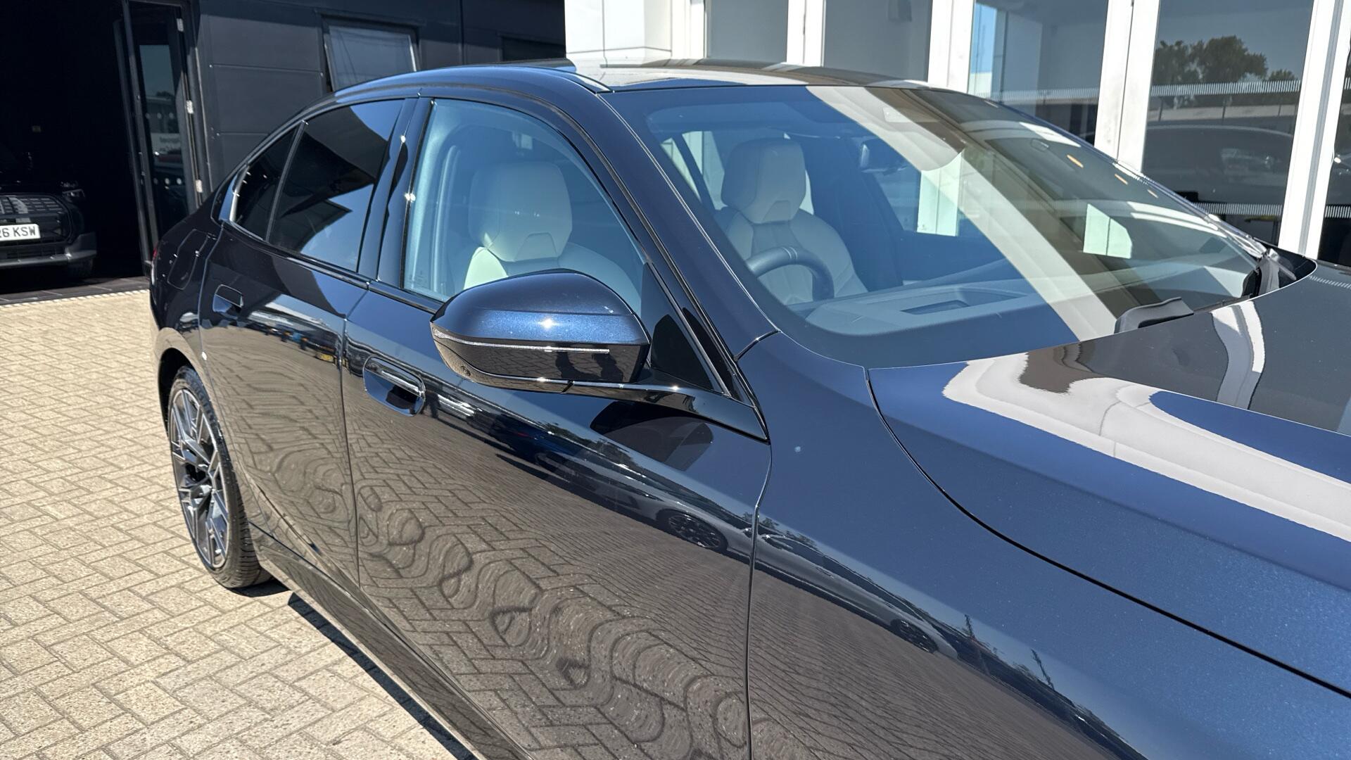 BMW 5 Series view 23