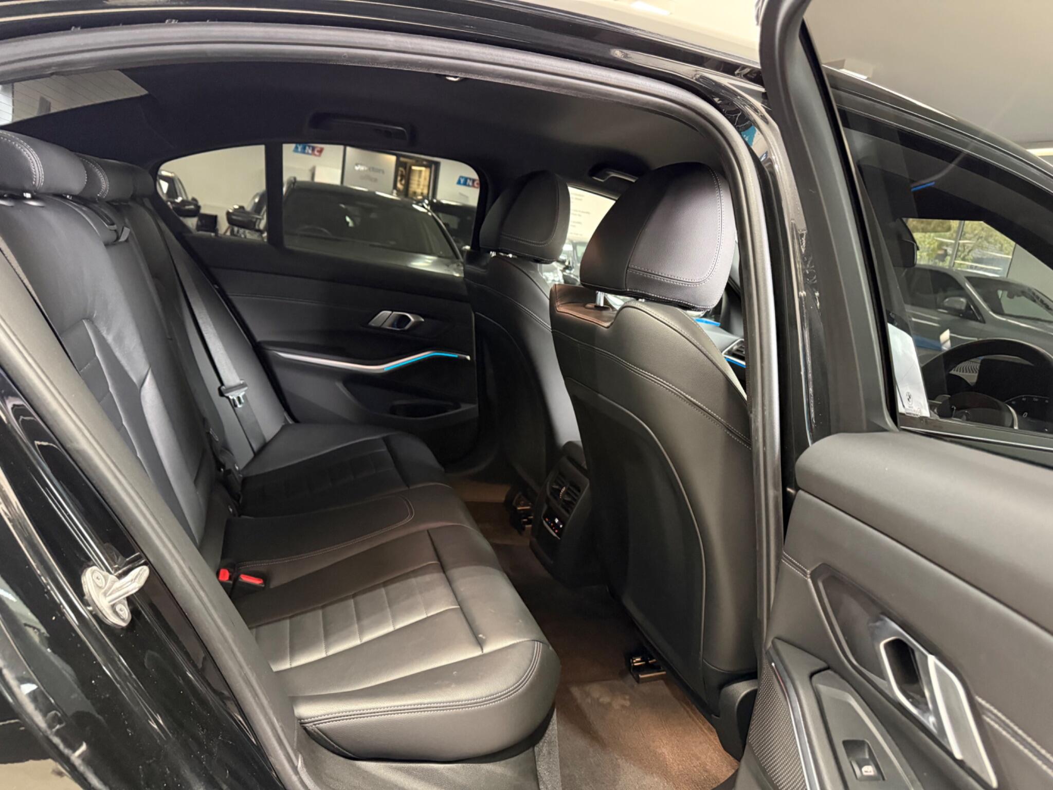 BMW 3 Series view 30
