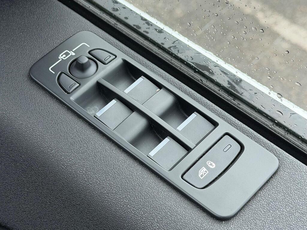 Land Rover Discovery Sport view 44