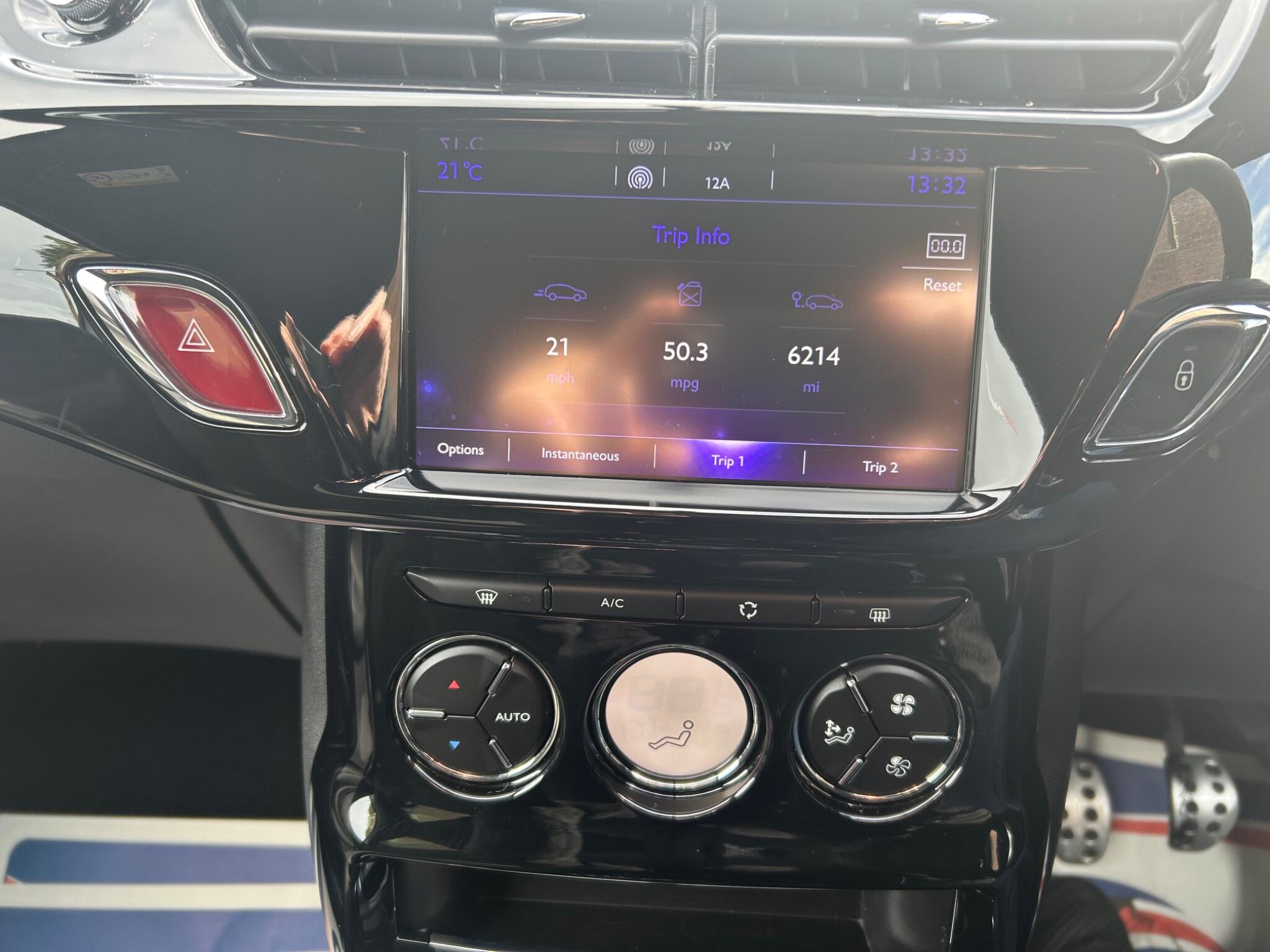 DS Automobiles DS 3 view 21
