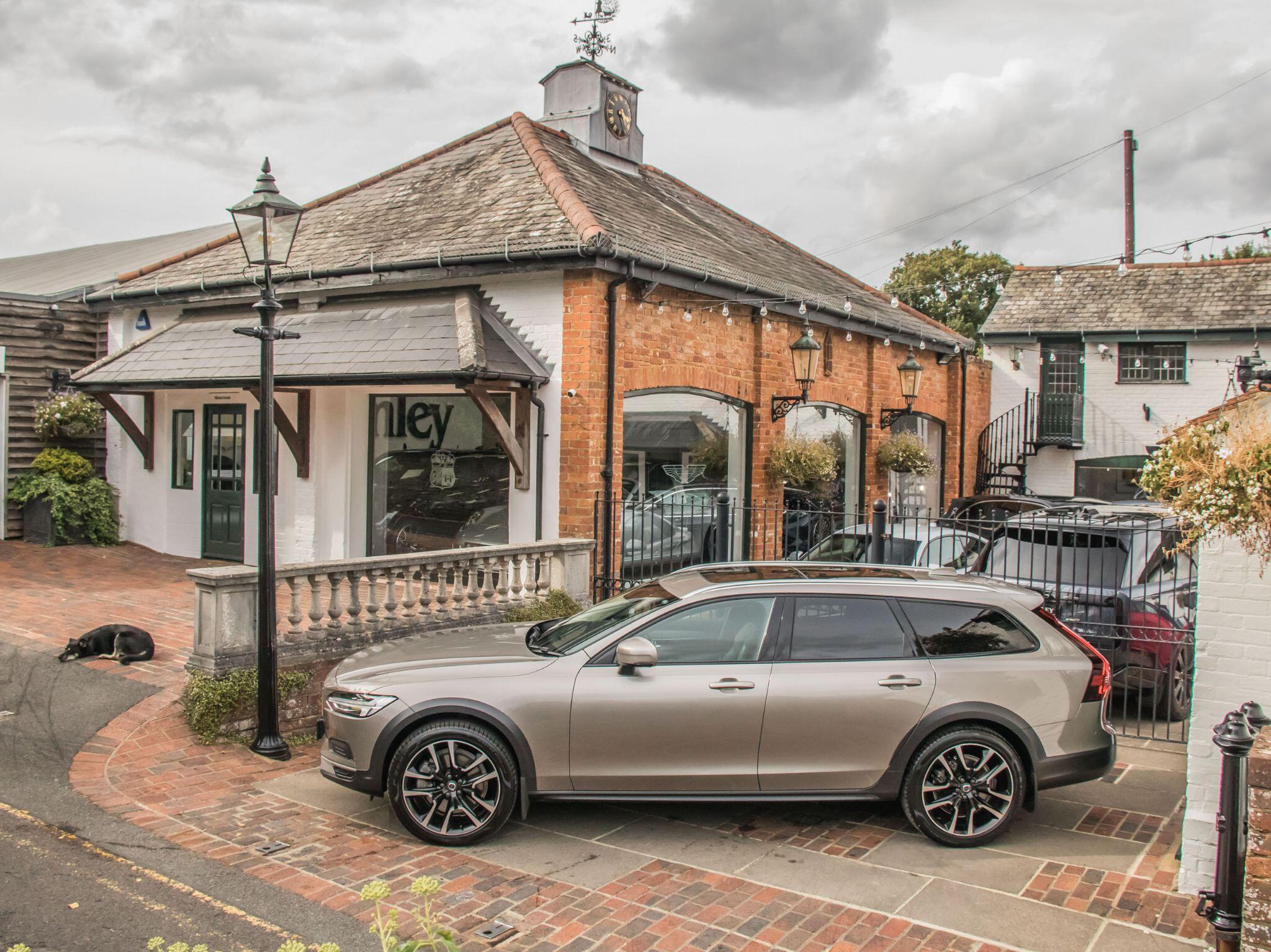 Volvo V90 Cross Country view 11