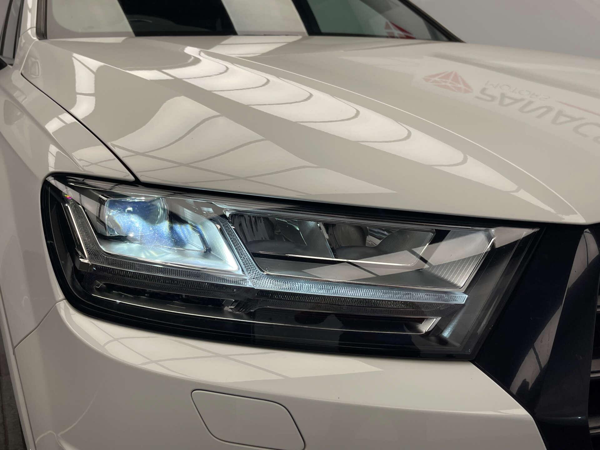 Audi Q7 view 7