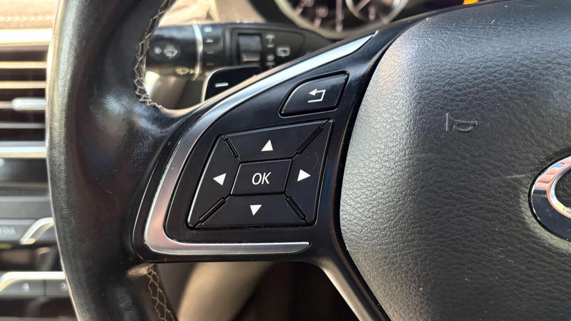 Infiniti Q30 view 17