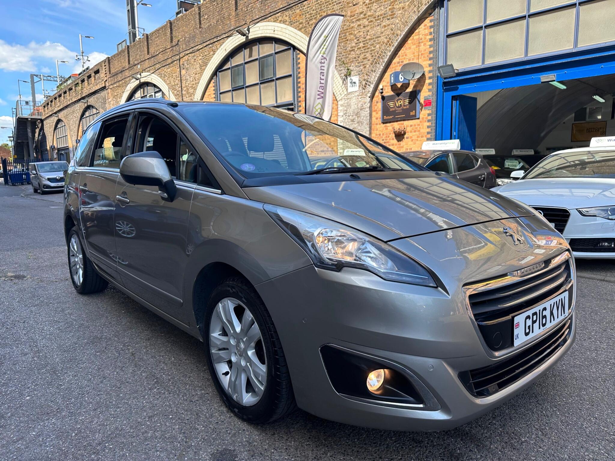 Peugeot 5008 view 9