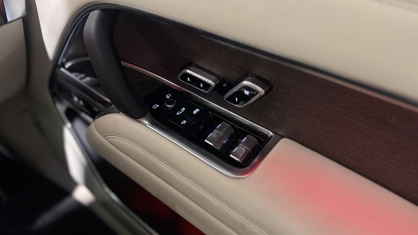Land Rover Range Rover view 22
