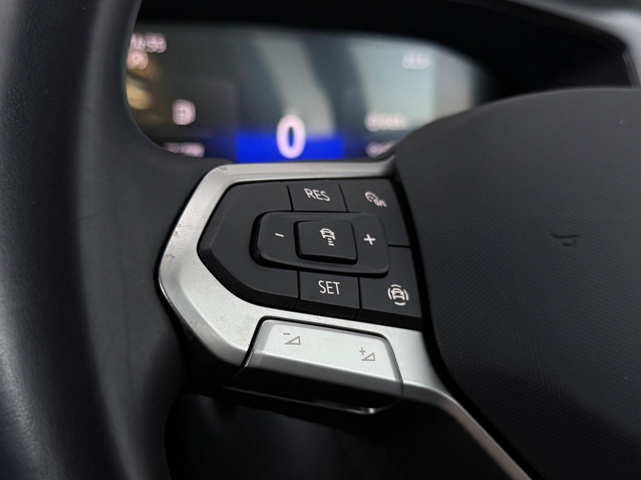 Volkswagen T-Roc view 15