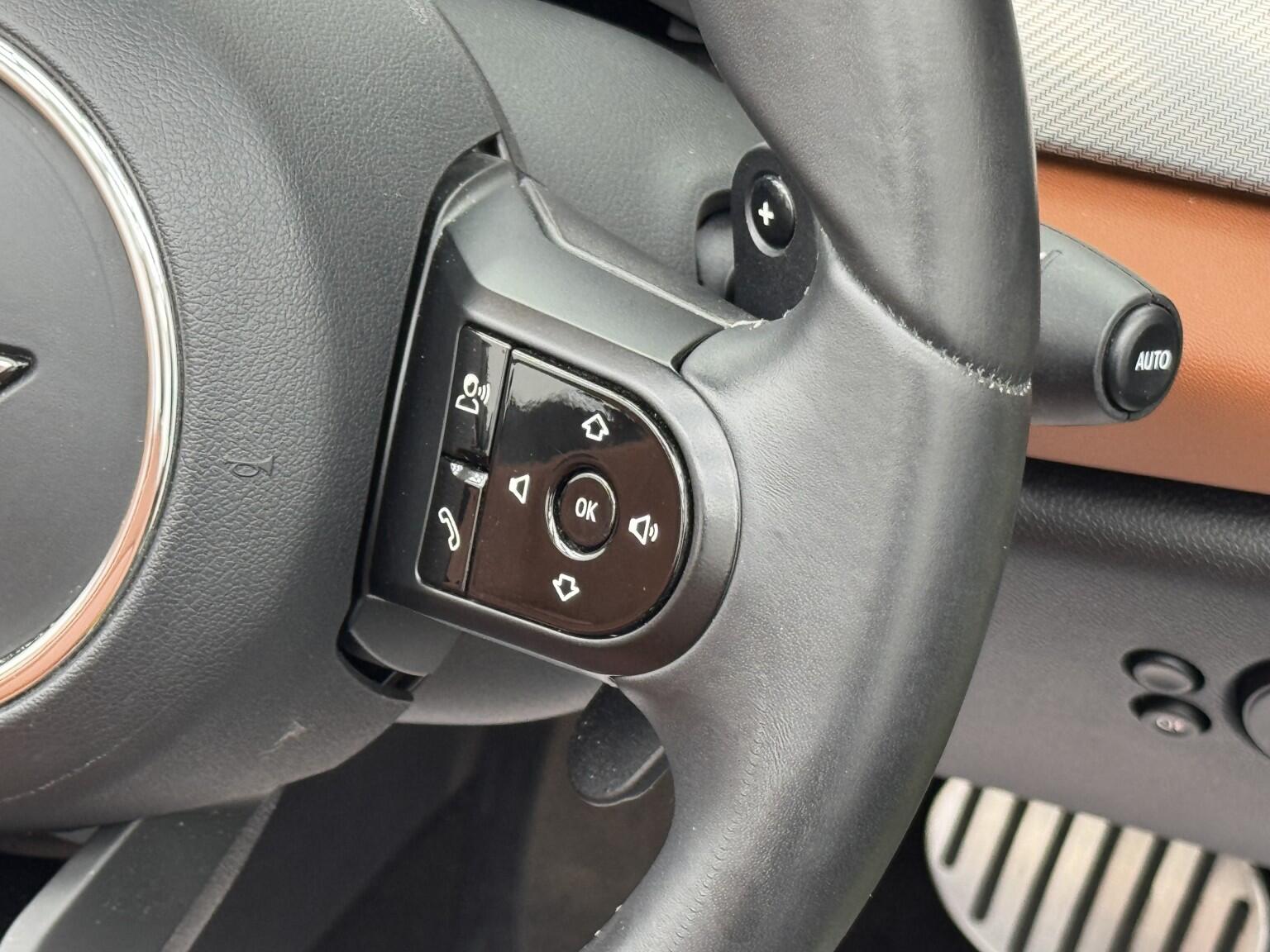 Mini Convertible view 25