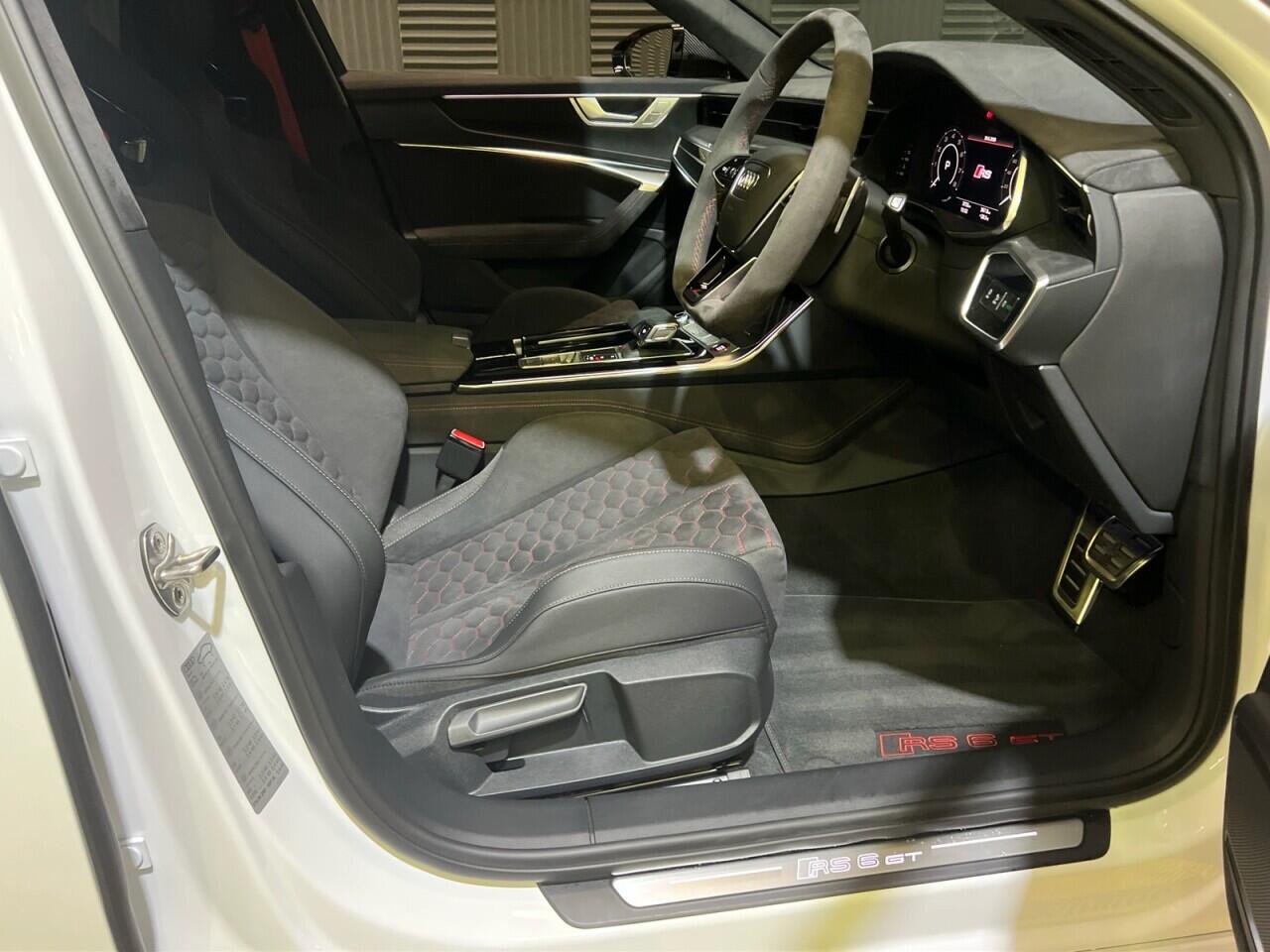 Audi RS6 Avant view 8